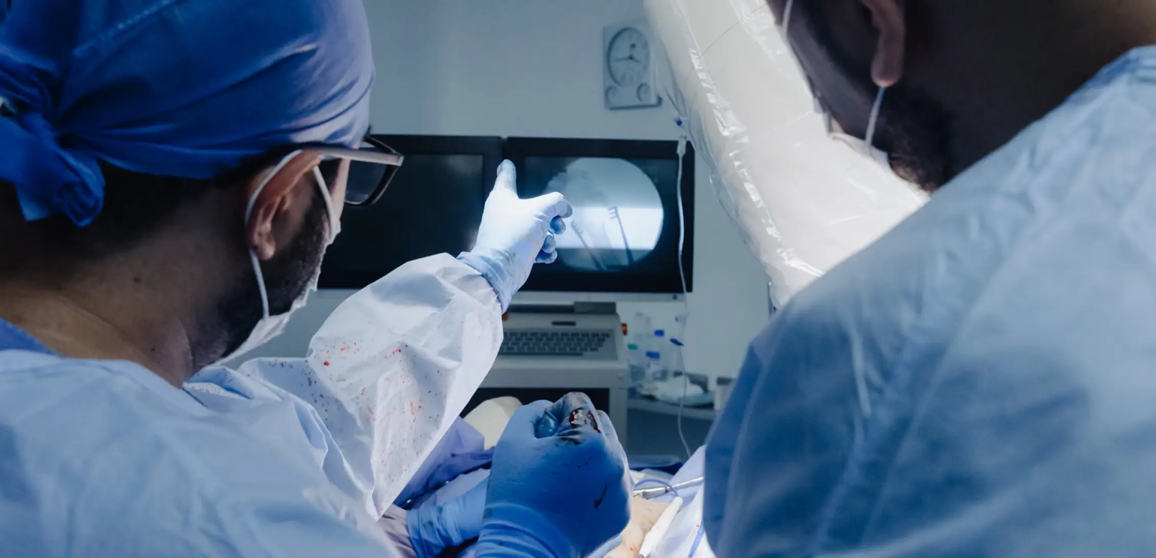 Dr. Esteban Castro analizando radiografía en quirófano durante cirugía de columna