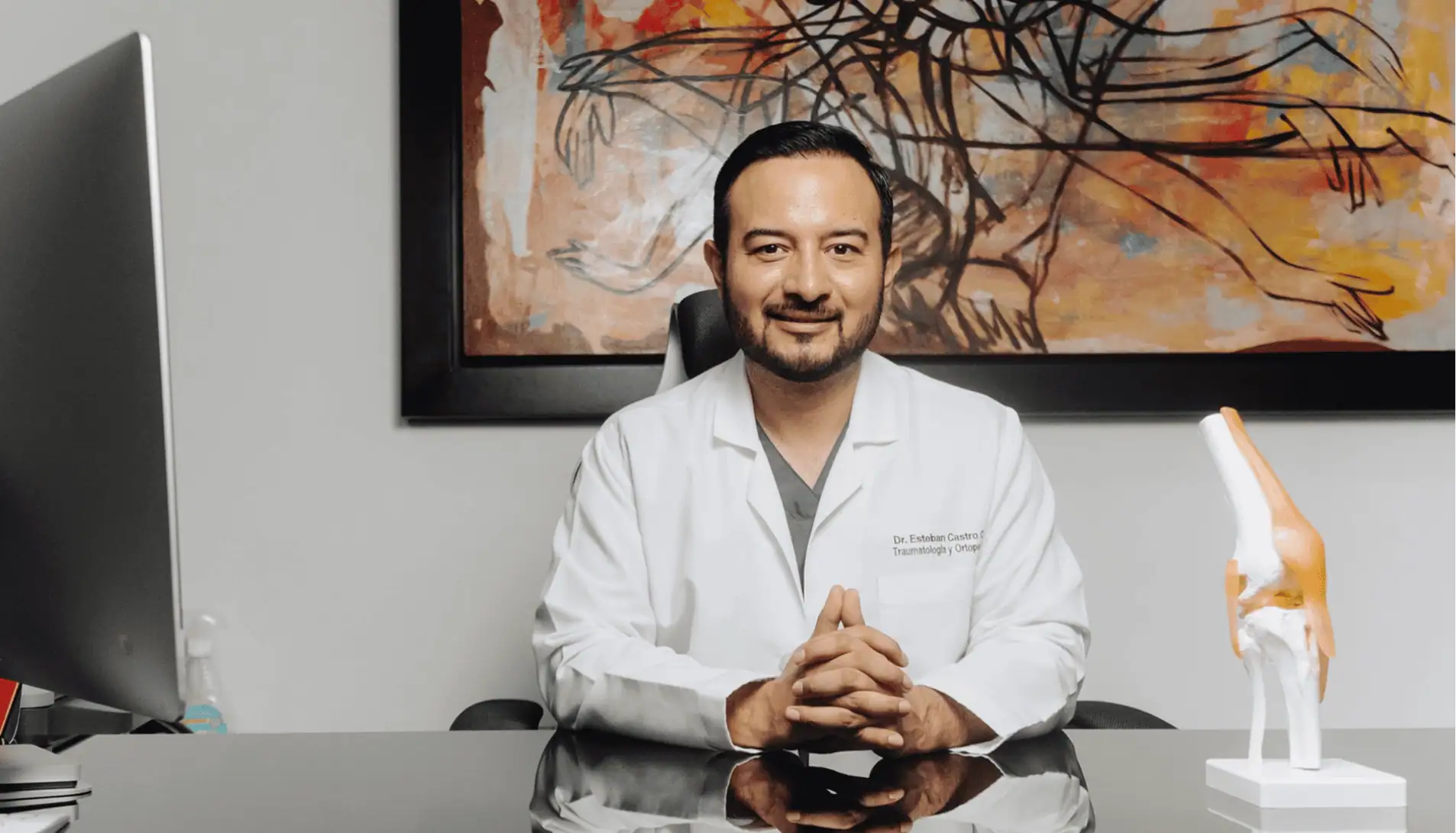 Dr. Esteban Castro Contreras, traumatólogo y ortopedista en Guadalajara en su consultorio médico